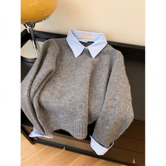 偽のシャツの襟のセーターの女性の秋の服の新型の中で怠惰な風が色の襟の灰色のニットの上着にぶつかります。