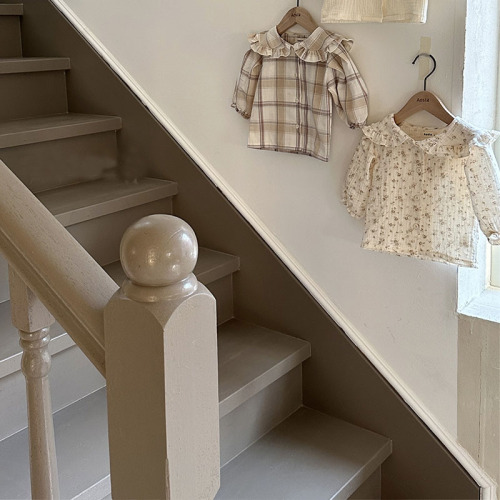 Korean style children's clothing for infants and toddlers in spring and autumn, baby girls, little ones, lace large lapels, floral checkered baby bottoming shirts