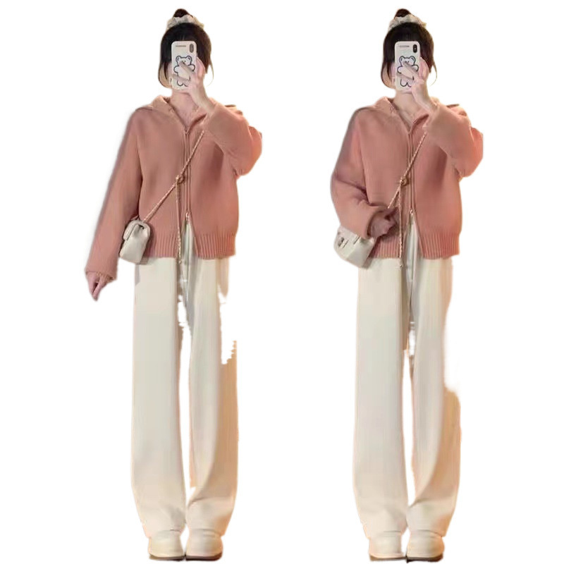 ファッション塩系は小さいニットのカーディガンのセーターを着ています。|undefined