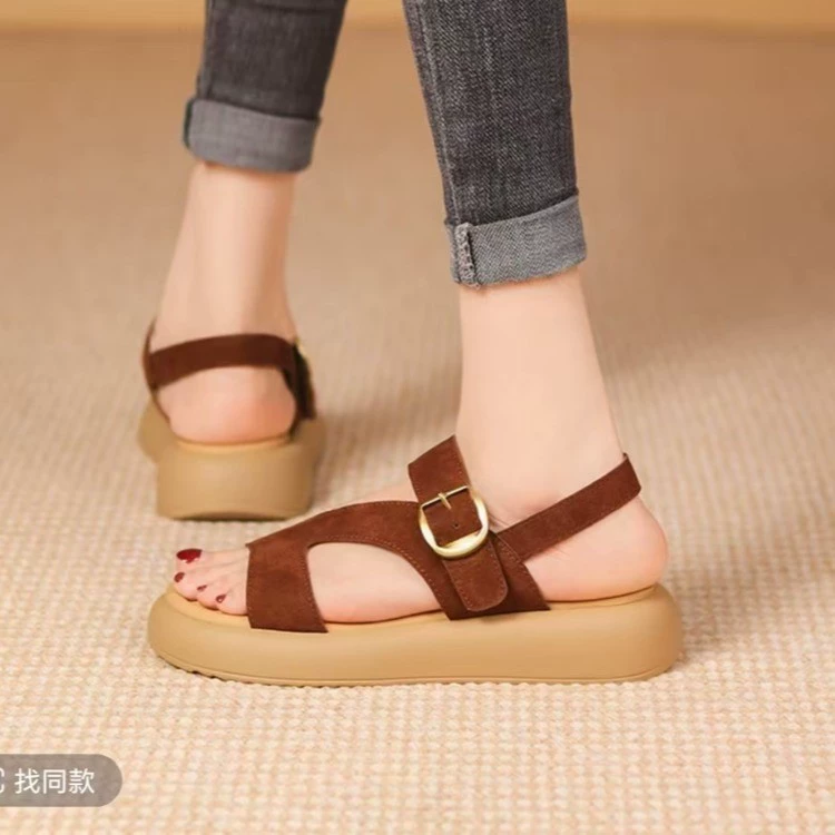 Новый летом 2025 года с плоским дном и мягким дном с круглой головкой корейская версия дикого повседневного пляжного сандалия