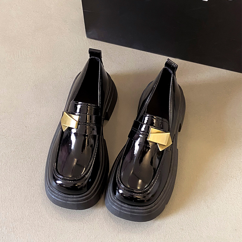 광택 있는 검정색