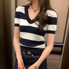 夏季新款天丝V字领女式短袖舒适透气轻薄感间色条纹套头衫扭花T恤