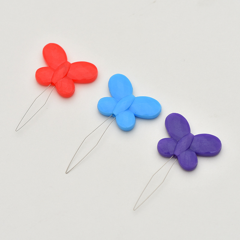 Herramienta de enhebrado de aguja de mariposa de color caramelo grande para costura