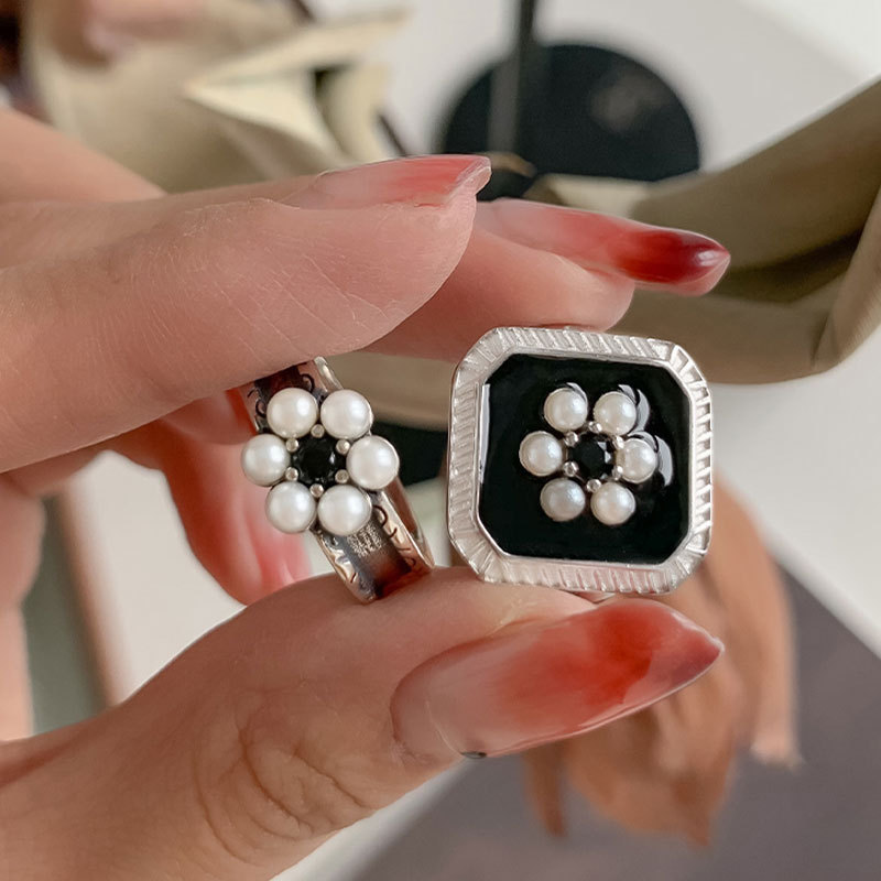 Modischer Ring im Hongkong-Stil: Schwarze Emailleblume in Silber für Damen, exklusives Design, Retro-Trend, süß und cool, stapelbar_voghion.com