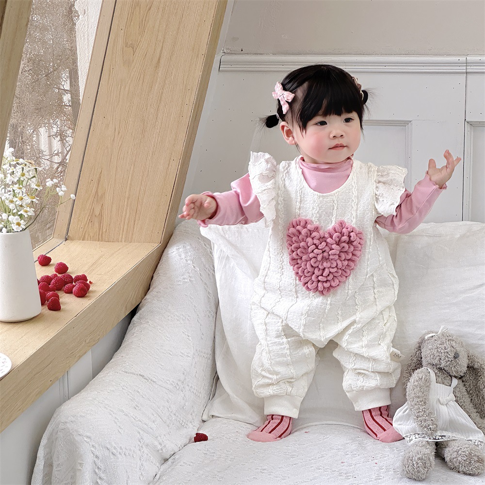 Traje de una pieza de bebé Ropa para niños coreanos Estilo de primavera Ropa de salida de princesa Ropa de escalada de dos piezas con decoración de amor para bebés