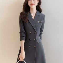 高級感のある灰色のスーツのワンピース女性は秋にファッションデザイン感のある雰囲気のダブルボタン作業服のスカートを着ます。