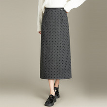 灰色毛呢波点半身裙女秋冬2025新款收腰遮肚小个子包臀直筒裙长裙