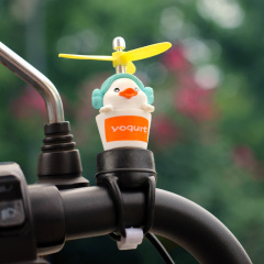 かわいい風車自転車電気自動車オートバイ装飾アヒル車の装飾品インターネット有名人の漫画の動物