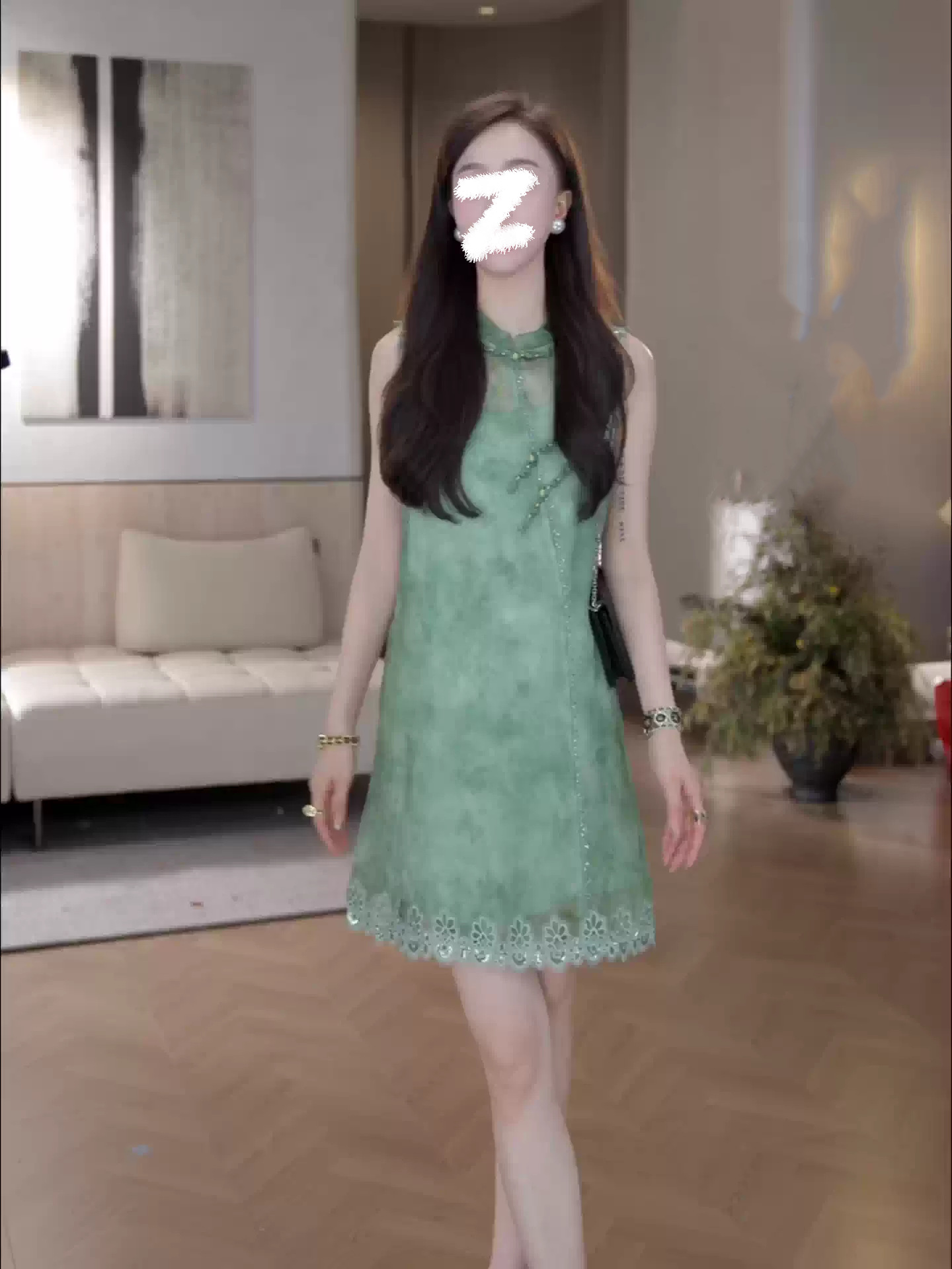 Đầm suông nữ midi kiểu sườn xám cải tiến họa tiết nhuộm buộc, không tay, ren viền — xanh lá cây chi tiết 3