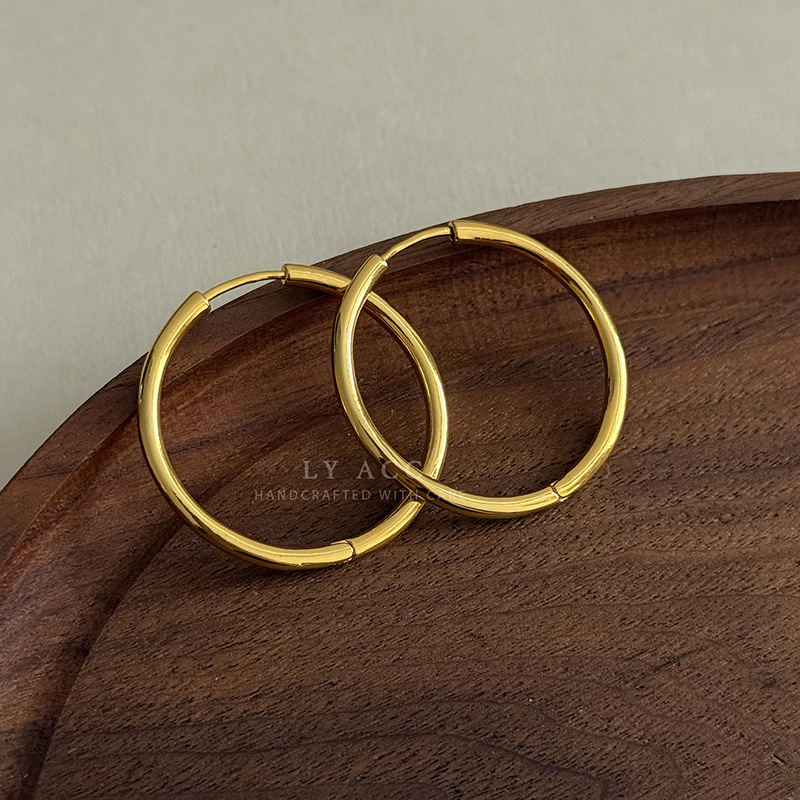 Minimalist style plain gold hoop earrings, niche high-end feel, everyday commuter earrings, light luxury versatile fashion earrings wholesale