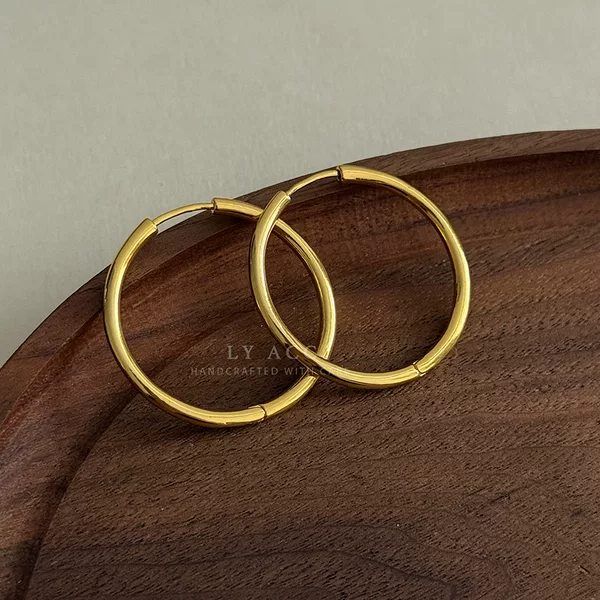 Minimalist style plain gold hoop earrings, niche high-end feel, everyday commuter earrings, light luxury versatile fashion earrings wholesale