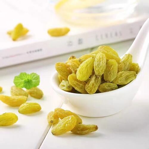 Baicao flavor seedless green raisins 100g box size 90 packs office snacks dried fruits candied Xinjiang grapes