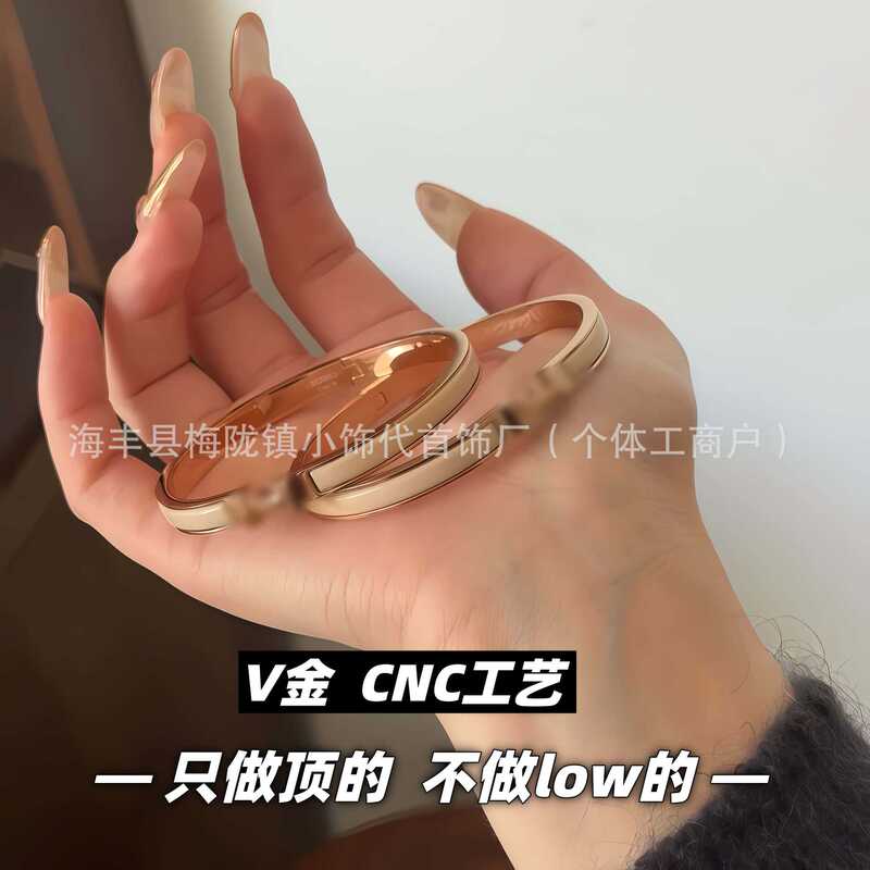 High Version V Gold Love Home H Buckle Letter Bracelet Enamel Pig Nose Fashion Versatile Black Warrior Bracelet Bracelet Wholesale