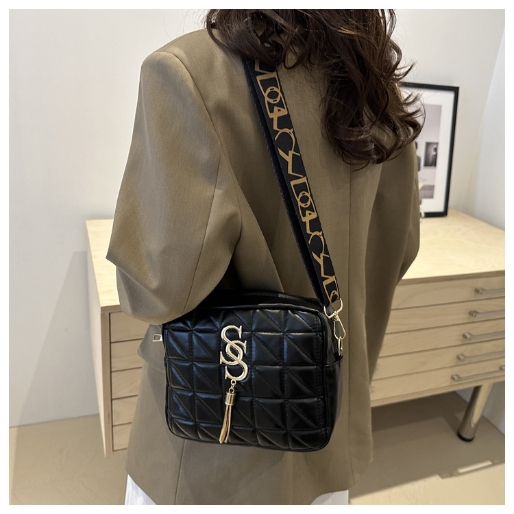 A simple and fashionable single-shoulder women's bag with diamond-shaped embroidery thread in 2024, a fresh and stylish crossbody bag with a trendy and fashionable small square style undefined