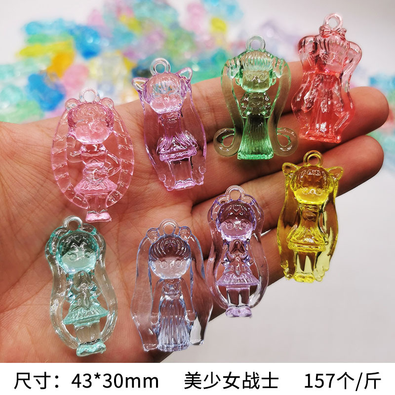 遊園地のキャッチャーは水晶の玉のアクリルのペンギンの子供の遊びのアクセサリのアクリルの子犬をまねます。