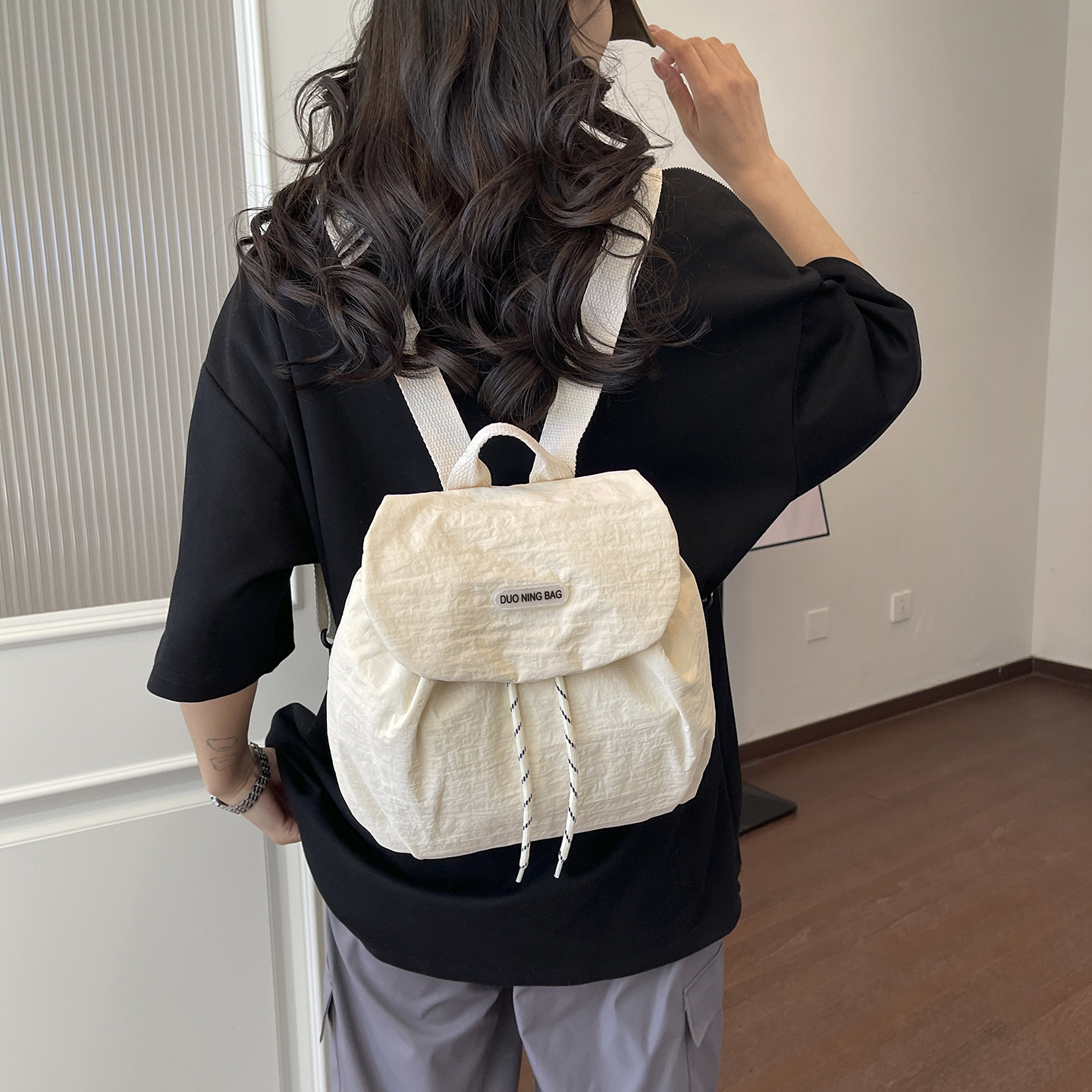 Nuevo estilo de chicas chicas estudiantes de color extranjero flip-off mochila de moda para salir mochila pequeña ocio
