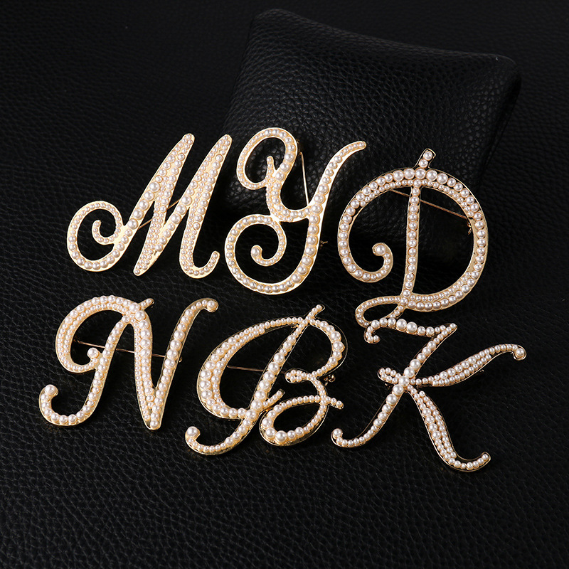 26 broches con letras en inglés de perlas, alfileres para ropa, decoraciones retro transfronterizas europeas y americanas, accesorios antiexposición para cuello