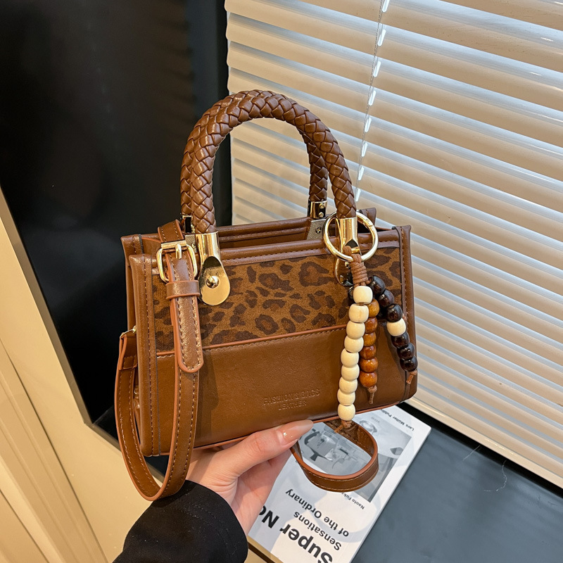 Niche Zhong Leopard Pattern retro bolso de mano mujer otoño / invierno 2025 nuevo estilo de alta calidad de viaje de hombro mochila