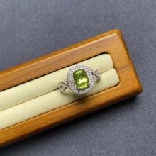 天然彩宝橄榄石戒指时尚造型设计方形切面镶嵌S925纯银戒活口女戒