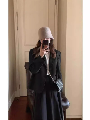 Spring and Autumn Petite Blazer for Women: Trendy Short, Slim-Fit, Elegant Top—Perfect for Casual, Commuter, and Professional Looks