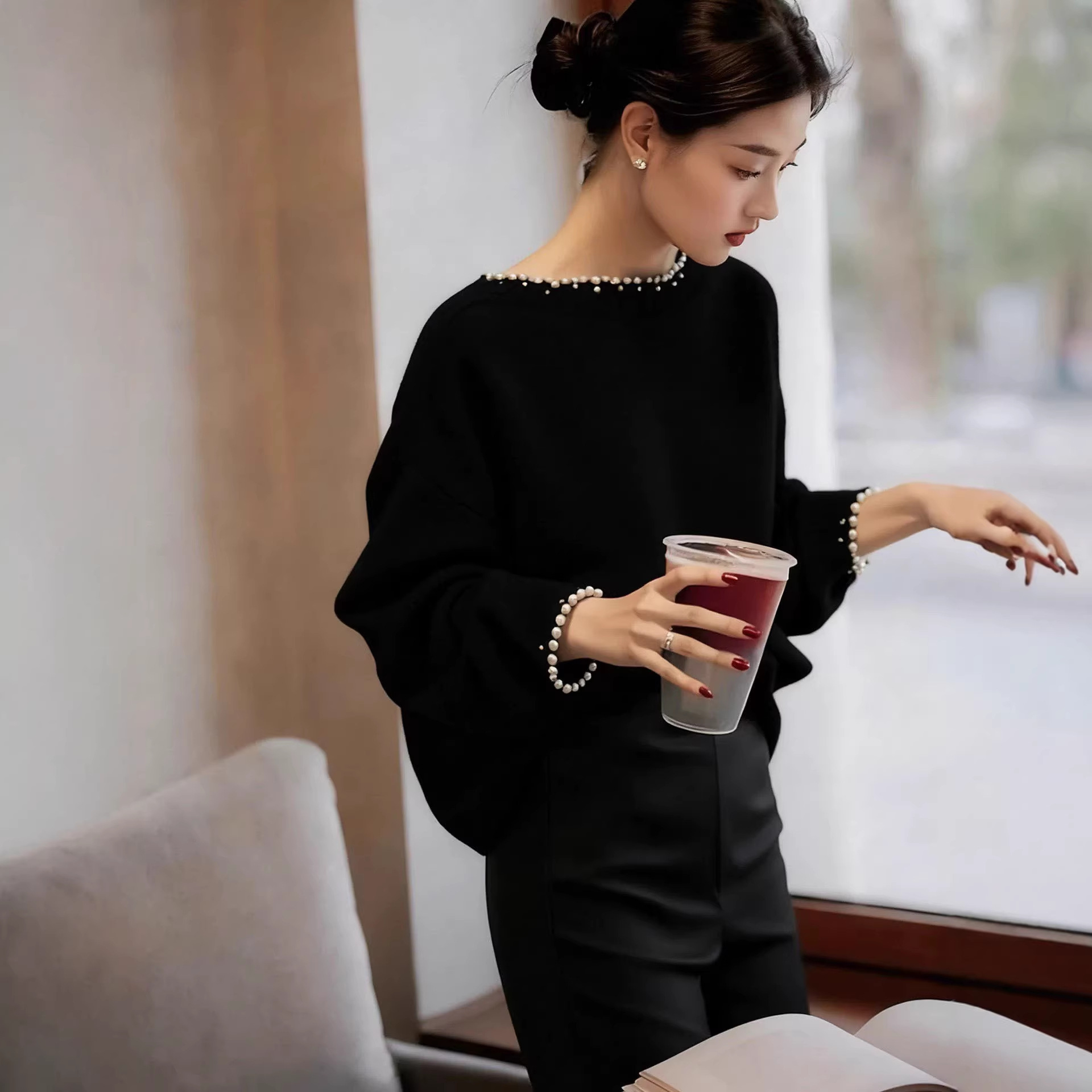Áo len nữ cổ một vai đính ngọc trai tay dài dáng rộng — đen chi tiết 1