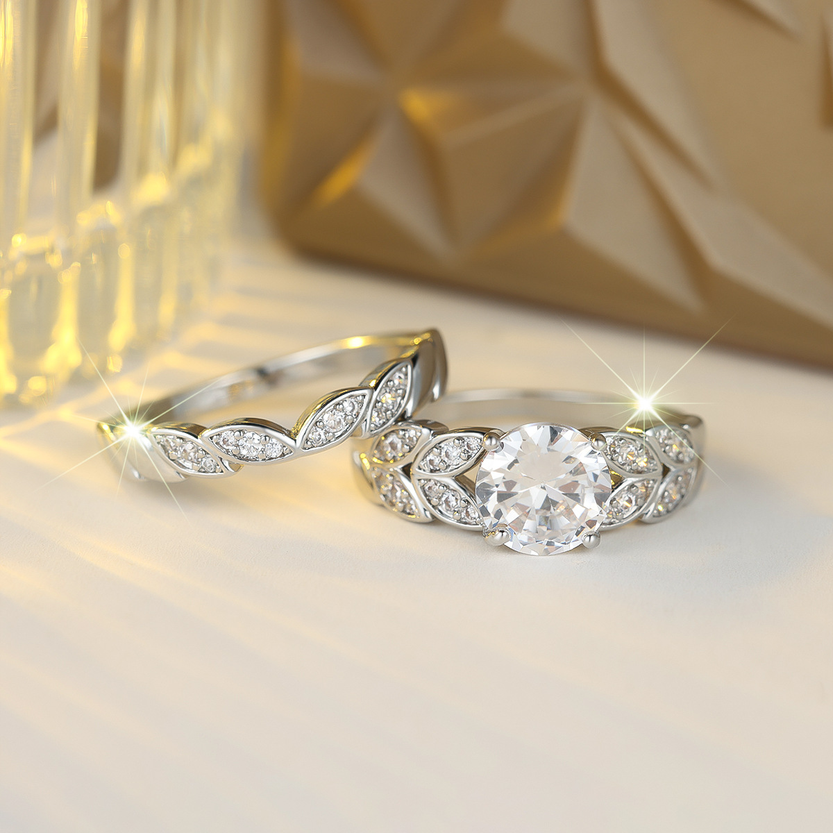 Bague empilable composée d'un anneau simple et d'une petite bague en oxyde de zirconium, dans un style minimaliste européen. Parfaite pour le travail, le quotidien et les occasions décontractées. Hypoallergénique et résistante au ternissement._voghion.com