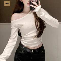 ギャルのホットドリルの斜め肩の長袖のtシャツの女性の秋のデザイン感は独特です。