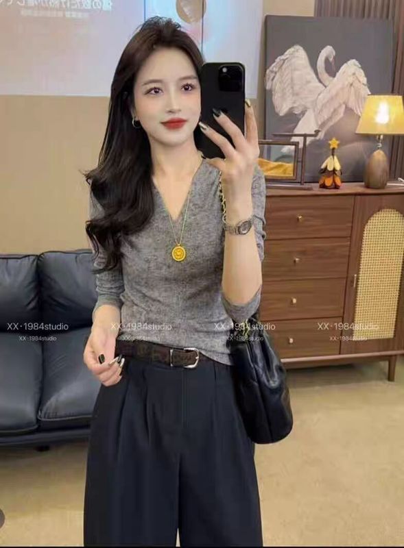 韩版设计感时尚简约V领长袖T恤女2025秋冬巨好看修身显瘦打底上衣|undefined