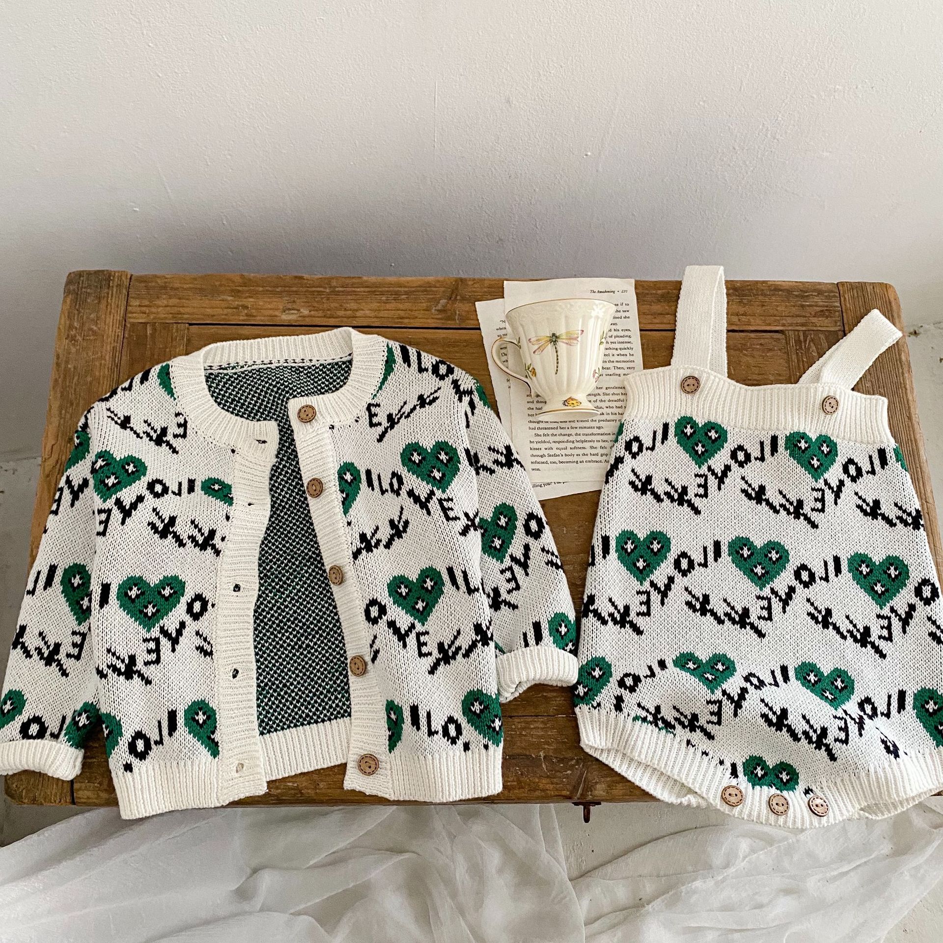 Pull bébé automne et hiver 2024, lettres d'amour brodées, cardigan en fil de coton, tricoté avec une veste_voghion.com