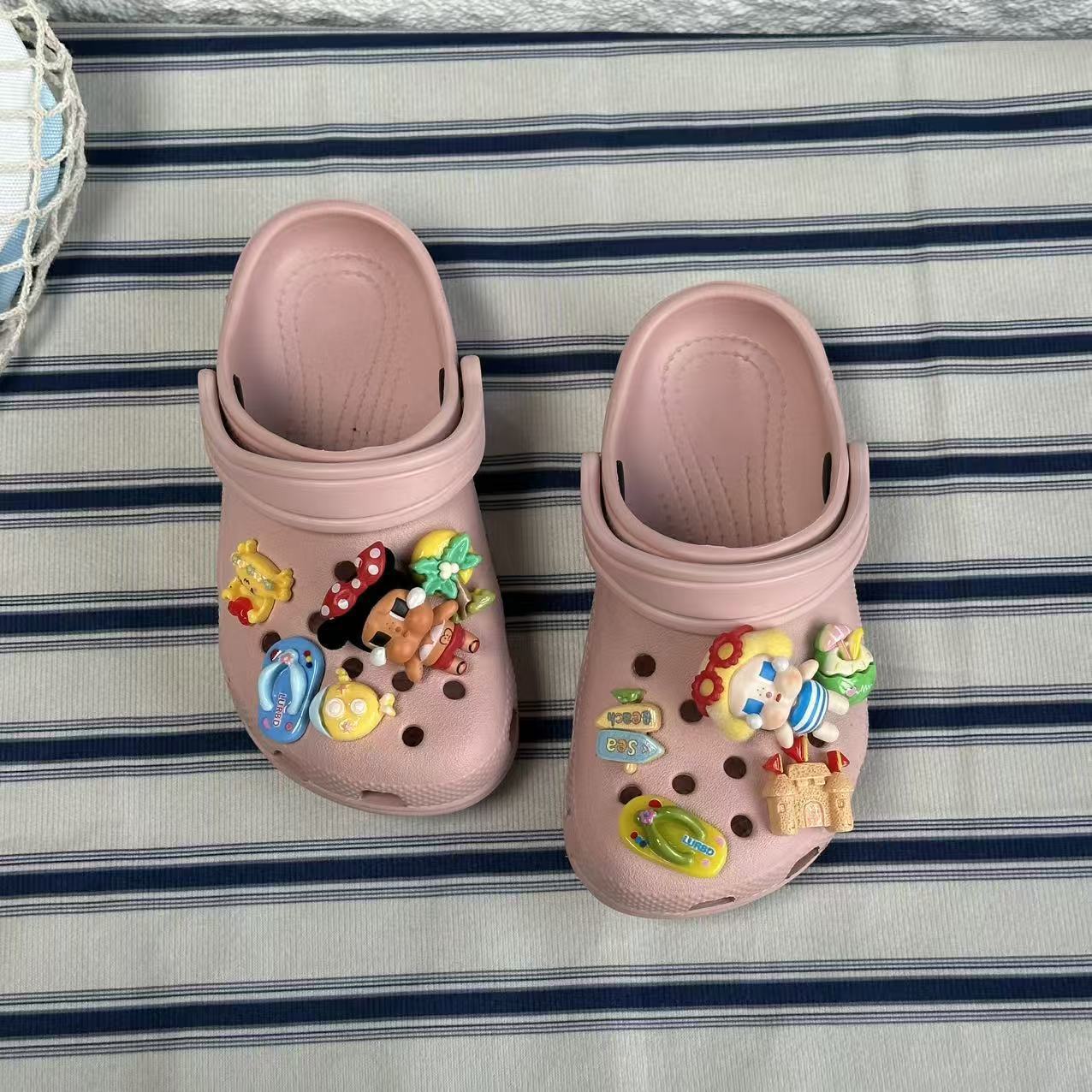 Una pieza de verano 2026 llorar bebés zapatos de agujero frío para padres e hijos para niñas sandalias de dibujos animados antideslizantes de moda image 8