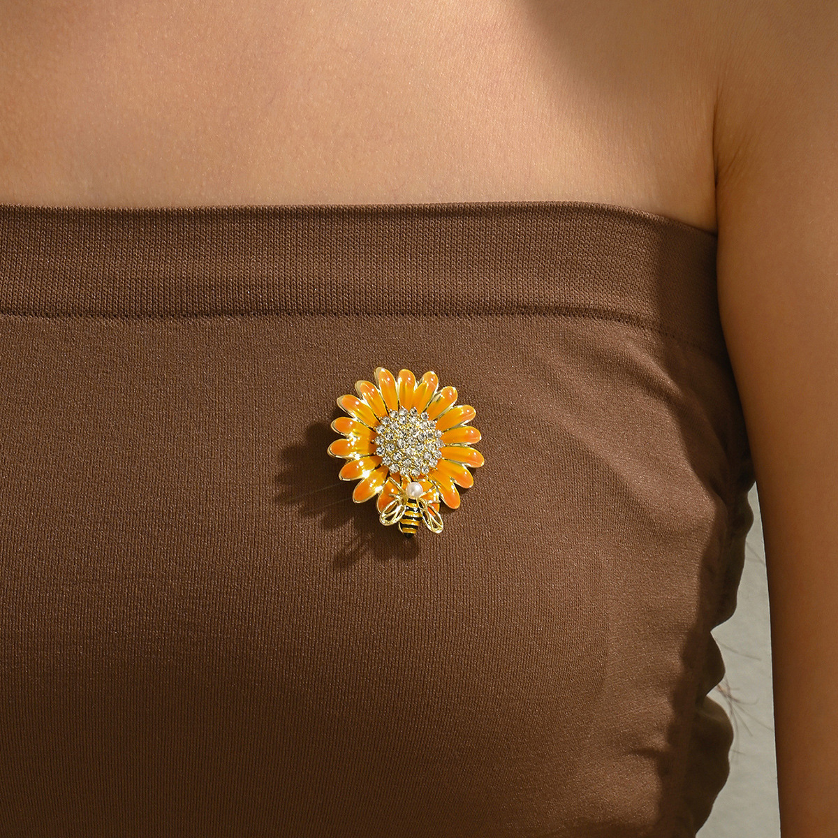 Spilla minimalista a forma di ape e margherita accessorio per donna_voghion.com