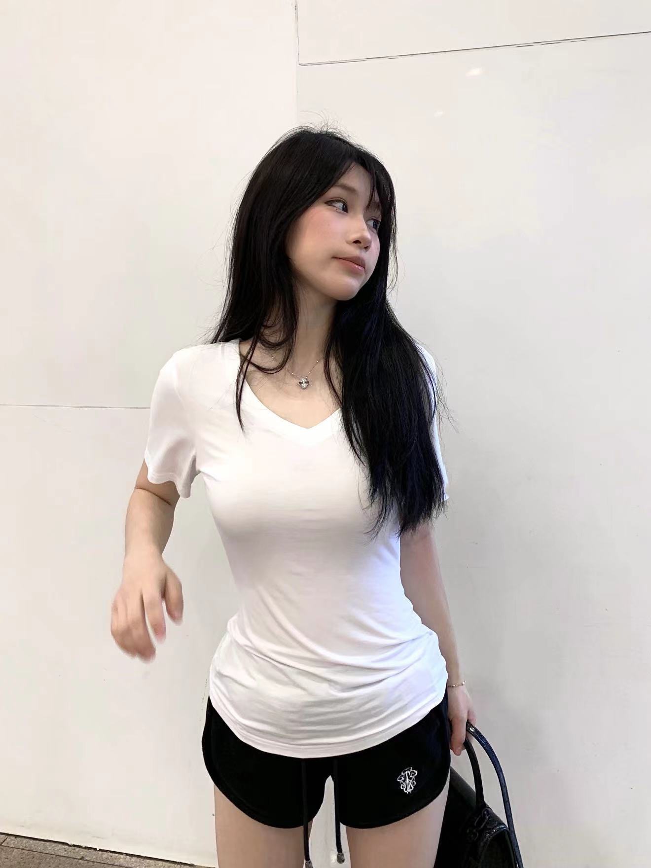 2026 verano nueva camiseta de manga corta de cuello en V de mujer caliente coreana delgada ropa de mujer blusa de color sólido