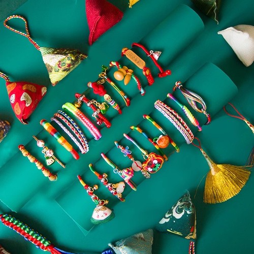 Handmade silk thread bracelets with five-colored strings, fragrant sachets, auspicious cloud red ropes, peace locks, and woven hand ropes, small commodity for the Dragon Boat Festival