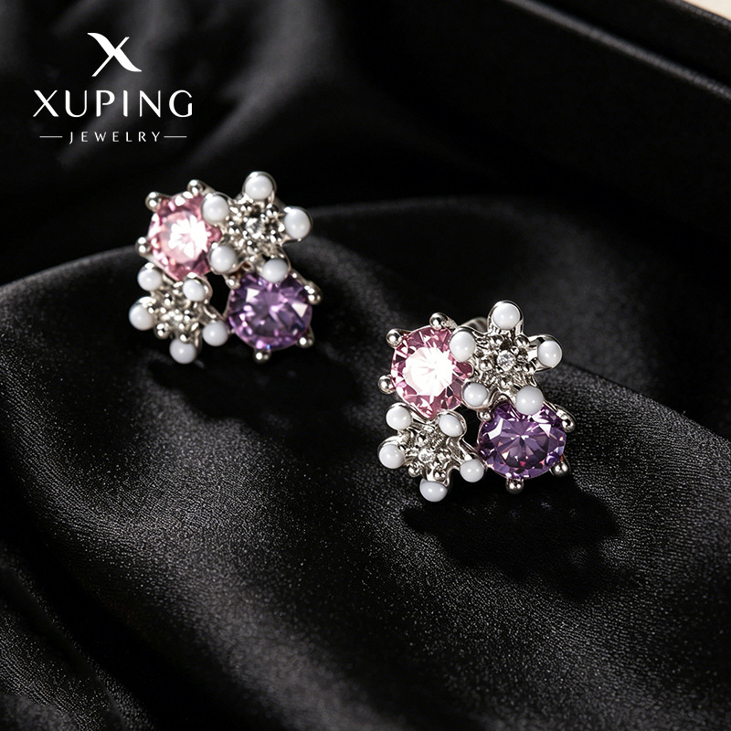Xuping gemas artificiales de aleación de cobre chapado en blanco pernos de nicho de diseño suave simple y dulce para mujeres