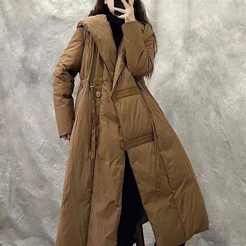 Пуховик женский выше колена с длинным капюшоном Design Sense White Duck Down Китай-Европа-Корея Товары Талия Drawstring Похудение Западный стиль Модный