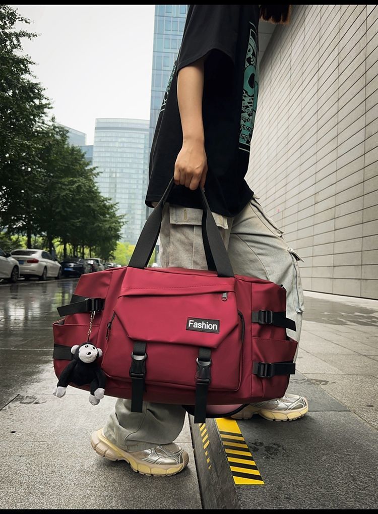 Travel bag with wet/dry separation, large capacity