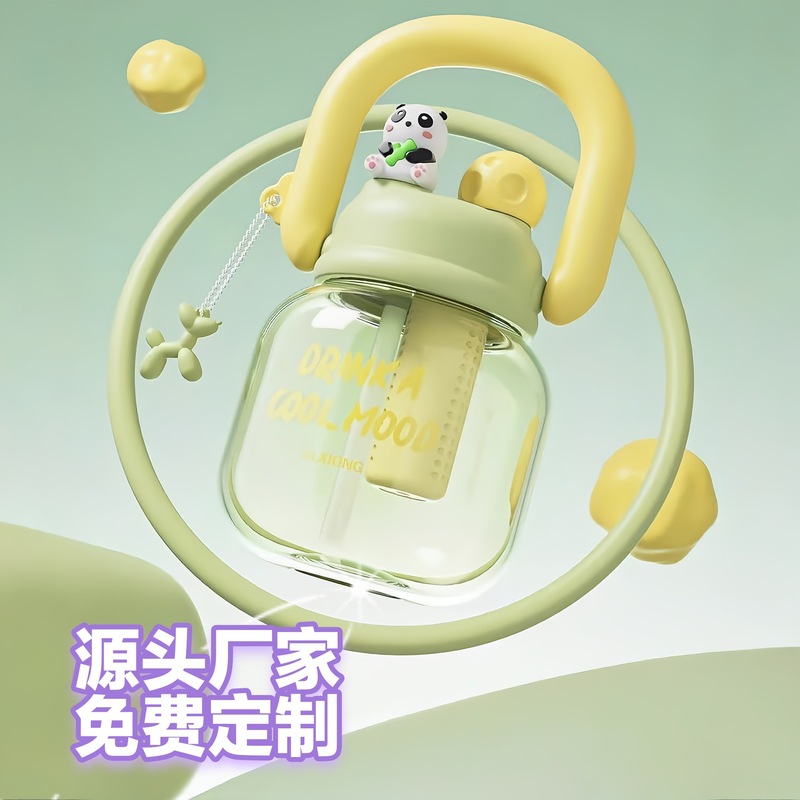 プラスチックカップの大容量はポットを持ってコップを持っています。|undefined