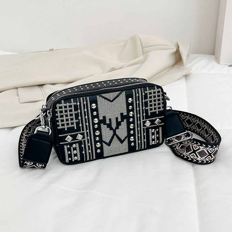 Bolso de cámara transfronterizo, mensajero femenino, nuevo mini pequeño bolso cuadrado, remache de todo fósforo, bolso de hombro de comercio exterior con diamantes, bolso de teléfono móvil