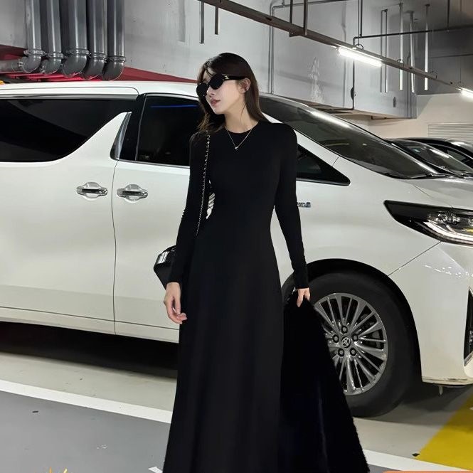 Black round-neck long-sleeve dress for women, 2026 autumn new French style, elegant and slimming, with a large hem, long skirt in Hepburn style
