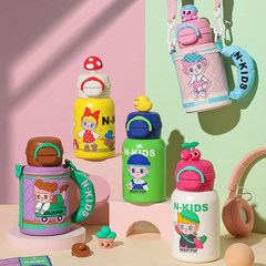 カップは熊の子供シリーズの子供の保温カップを持っています。