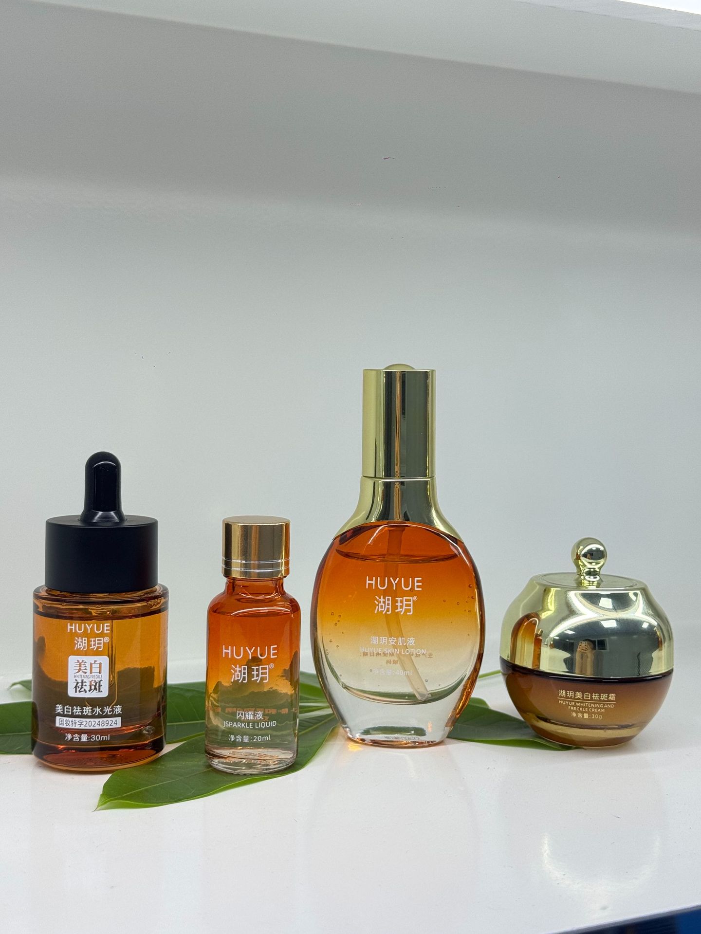 Whitening and anti-freckle hydrating liquid + sparkling liquid + anti-skin liquid + anti-freckle cream four-piece set