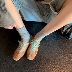 ネットの赤い百合の気質は色の平底の運動のカジュアルな靴を合わせます。