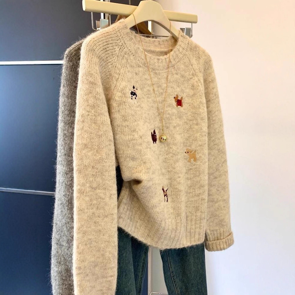 2025年卡通刺绣圆领套头毛衣女秋冬新款设计感小众软糯厚针织上衣