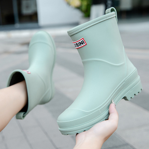 Cross-border  new style rain boots for women, foreign trade mid-calf rain boots, edge-proof, wear-resistant, lightweight wading shoes, kitchen rubber overshoes