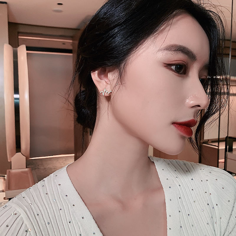 Korean Style Diamond Heartbeat Wave Shaped Stud Earrings display picture 4