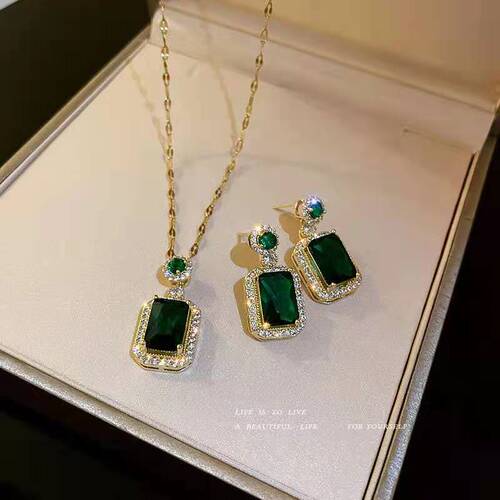 Square zircon high-end light luxury geometric titanium steel necklace retro niche design high-end temperament clavicle chain