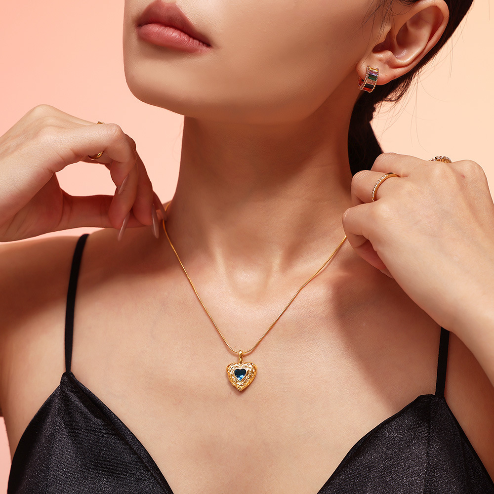 Pendant with zircon