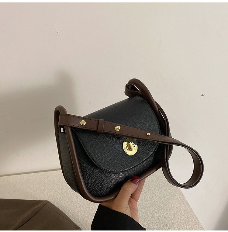 Fashion One-shoulder Messenger Bag Autumn And Winter Retro Armpit Small Square Bag display picture 14