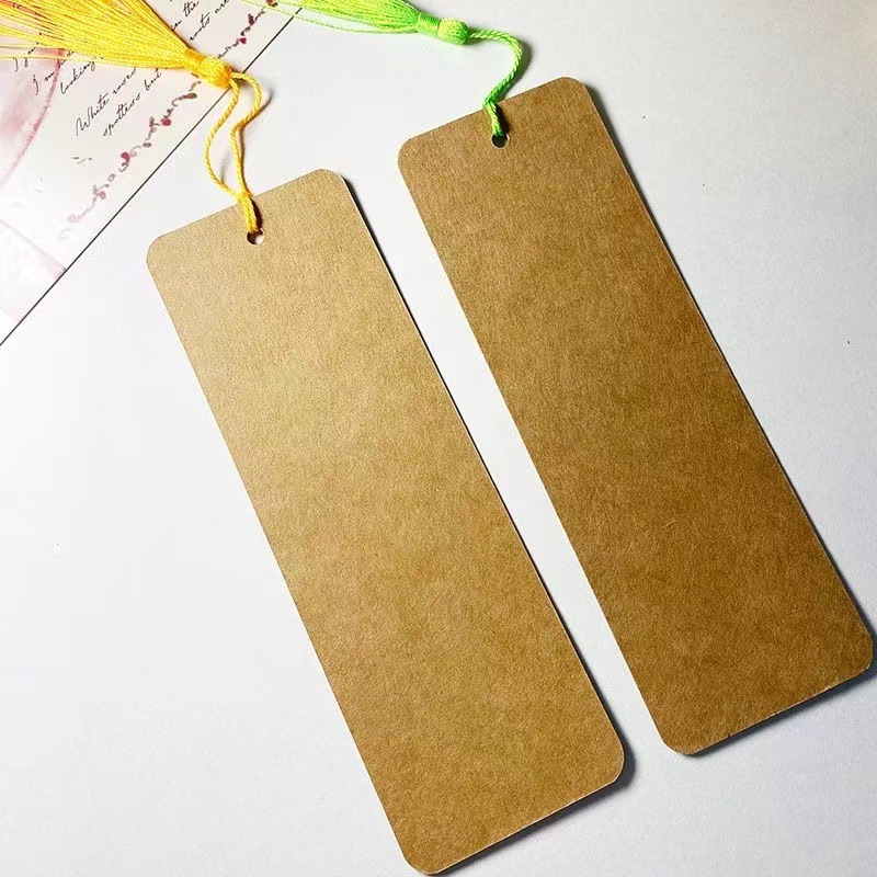 空白のしおりは紙の手書きの小学生が材料を作ってdiyの手作りの乾いた花のしおりのカードを書きます。|undefined