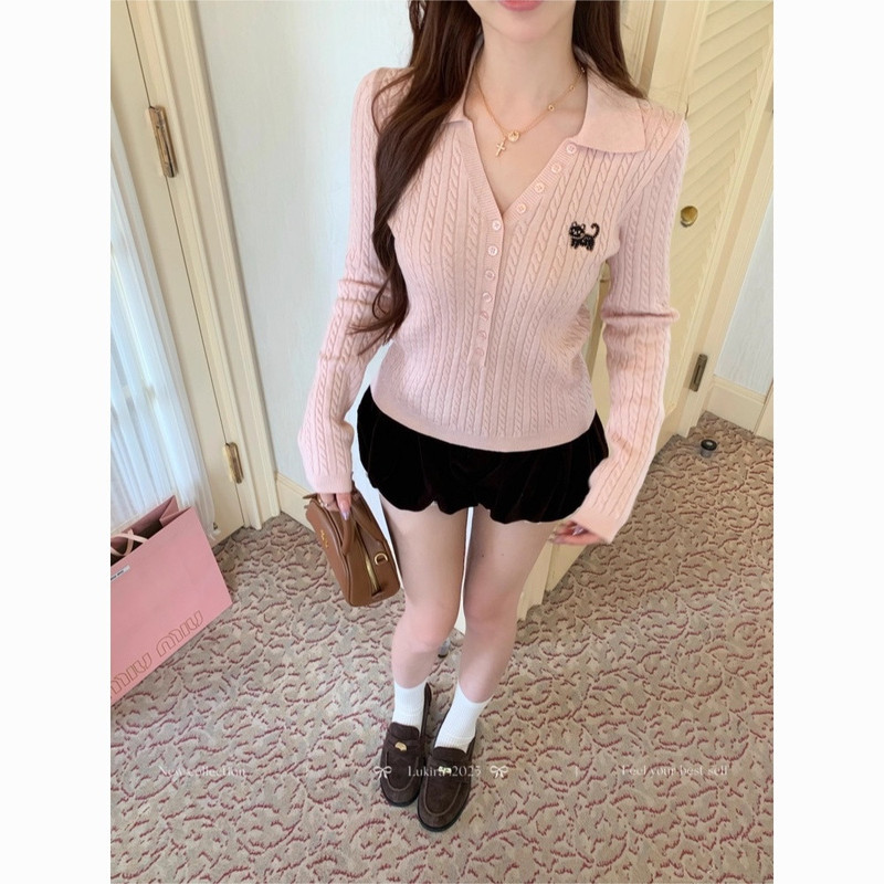 Korean-style elegant simple button V-neck long-sleeve top, new autumn and winter slim-fit embroidered knitwear for sweet and spicy girls Korean-style elegant simple button V-neck long-sleeve top, new autumn and winter slim-fit embroidered knitwear for sweet and spicy girls